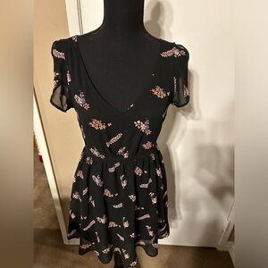 Express XS Black V-Neck Short Sleeve Floral Print Dress